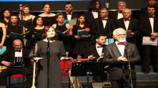 Doktor ve hemşirelerden Aşık Veysel konseri