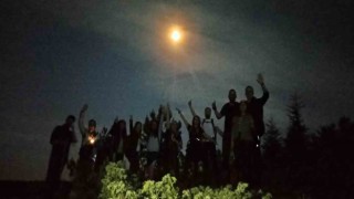 Dolunay ışığında yürüyüp çöp topladılar