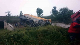 Duble yolda kontrolden çıkan kamyon tarlaya devrildi: 1 yaralı