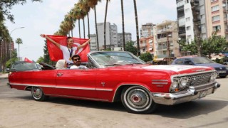 Dünya ve Avrupa şampiyonu olan Nafia, üstü açık otomobille sevinç turu attı