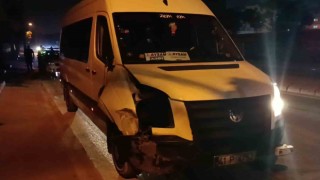 Dur ihtarına uymayan alkollü minibüs sürücüsü polisi peşine taktı