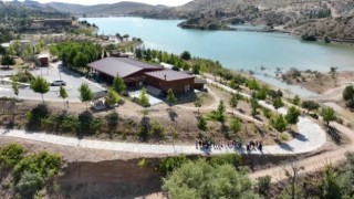 Duvarsız okulda tabiat ile iç içe binlerce öğrenciye eğitim