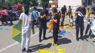 Edremitte jandarma, 184. yılı çocuklarla uçurtma uçurarak kutladı