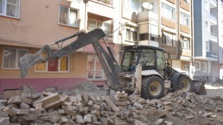 Edremitte sokaklar parke taşlar ile örülüyor