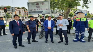 Edremitte Vali Hasan Şıldak, sürücüleri uyardı, bayram hediyesi verdi