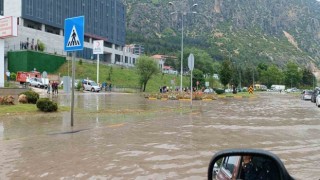 Eğirdirde sağanak yağmur yolları göle çevirdi