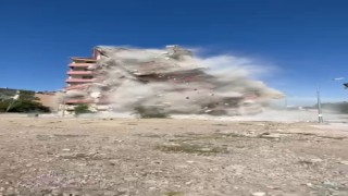 Elazığda ağır hasarlı bina, tek dokunuşla yerle bir oldu