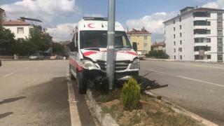 Elazığda ambulans aydınlatma direğine çaptı