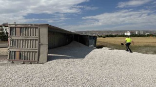 Elazığda mıcır yüklü tır devrildi: 1 yaralı