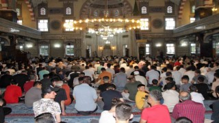 Elazığda vatandaşlar, bayram namazı için camilere akın etti