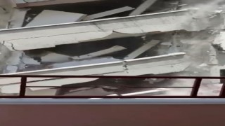 Elazığda yıkım makinesinin dokunduğu bina, yerle bir oldu