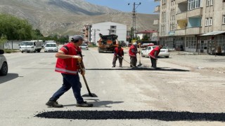Elbistanda hasar gören yollar onarılıyor