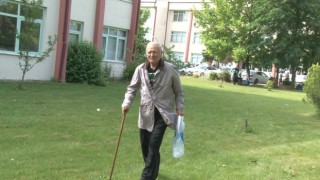 Elinde bastonuyla üniversite sınavına girdi