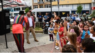 Emet Belediyesinden çocuklara karne hediyesi