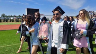 En buruk mezuniyet: Depremde hayatını kaybeden arkadaşlarının fotoğrafını taşıdılar