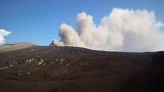 Endonezyadaki Anak Krakatau Yanardağında patlama