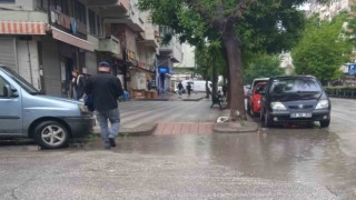 Engelli rampasının önündeki su birikintisi vatandaşlara zor anlar yaşattı