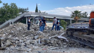 Enkaz altından kadın cesedi çıktı