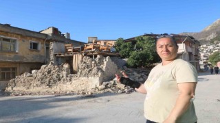 Enkazın ortasında dikkat çeken koltuk takımı