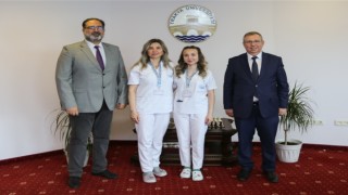 Erasmus öğrencisi anne Gülcan Ahmed ve kızı Fatma Hayrulla mutluluklarını Rektör Tabakoğlu ile paylaştı