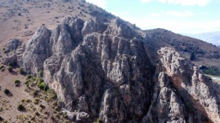 Erzincan'da devasa kayalık üzerindeki kalenin tarihi Tunç Çağına dayanıyor
