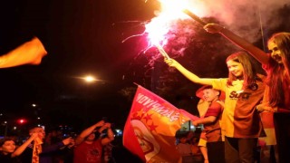 Erzincanda Galatasaray taraftarları meydanı panayır alanına çevirdi