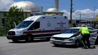 Erzincanda iki ayrı trafik kazasında 6 kişi yaralandı