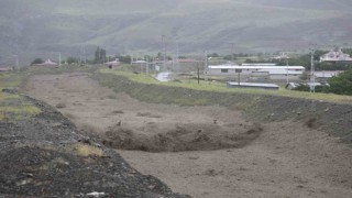 Erzincanda sağanak sonrası derelerden sel geldi