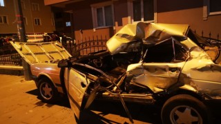 Erzurumda direksiyon hakimiyetini kaybeden sürücü duvara çarparak durabildi: 1 ölü, 1 yaralı