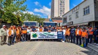 Esenyurt Belediye Başkanı Bozkurt farkındalık için sokakları süpürdü