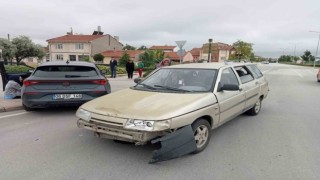 Eskişehirde iki otomobil çarpıştı