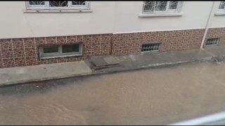 Eskişehirde sağanak yağış etkili oldu, sokaklar sular içinde kaldı