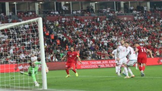 A Milliler Galler'i 2 golle geçti