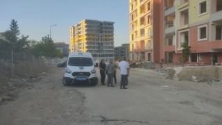 Hasarlı evden hırsızlık yapan şahsı ev sahibi yakaladı