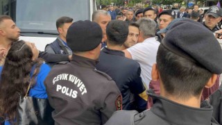 Eylemci zannedilerek gözaltına alınan vatandaş serbest bırakılınca polislere sarılarak olay yerinden ayrıldı