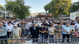 Eyüp Sultan Camisinde Bayram Namazı coşkusu: Binlerce kişi camiye akın etti
