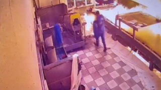 Fabrikada atölyenin tutuştuğu anlar kameraya yansıdı