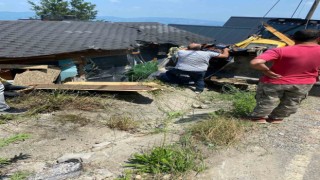 Faciaya ramak kala durdu: Arızalanan kepçe bungalova girdi