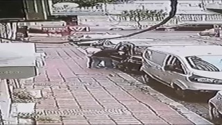 Fatihte lüks aracın içinden televizyon ve 20 bin lira değerinde döviz çaldılar: O anlar kameralara yansıdı