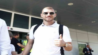 Fenerbahçe: Edin Dzeko, sağlık kontrollerinden geçmek ve transfer görüşmelerini tamamlamak üzere İstanbula geldi.