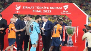 Fenerbahçe kupayı 5 yıldızlı formayla aldı