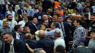 Fenerbahçenin 2022 Yılı Olağan Mali Genel Kurul Toplantısında Başkan Ali Koçun konuşması sırasında salonda gerginlik çıktı ve 15 dakika ara verildi.