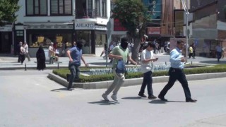 Filmleri aratmayan tatbikatı gerçek sandılar, hırsız kılığındaki polisi yakalamaya çalıştılar
