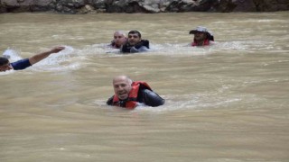 Fırat Nehrinde su sporu yapan vatandaşların bindiği muzun devrilme anı kameraya yansıdı