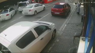 Fren yerine gaza bastı, çarptığı kişiyi metrelerce sürükledi