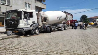Freni boşalan beton mikserini tabela ve kaldırıma çarparak durdurabildi
