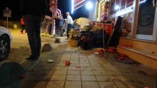 Freni boşalan park halindeki servis midibüsü markete daldı