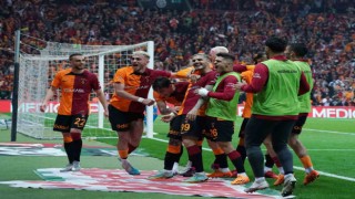 Galatasaray 9 yıl sonra evinde Fenerbahçeyi mağlup etti