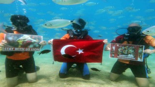 Denizin altında şampiyonluk kutlaması