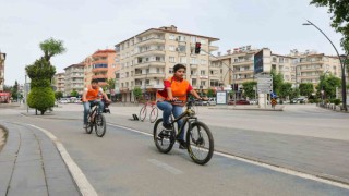 Gaziantepte bisiklet ve elektrikli scooter sürücülerine reflektif yelek dağıtıldı